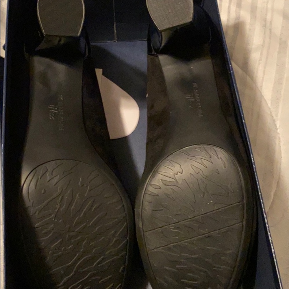 Shoes - Picture 4 of 8